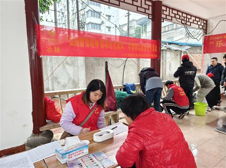 传承雷锋精神冶建青年在行动